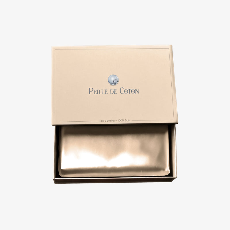 Champagnekleurige zijden kussensloop