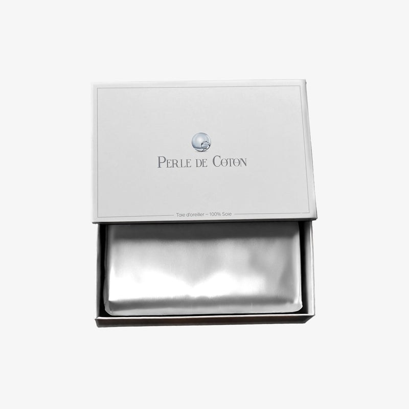 Zilverkleurige zijden kussensloop