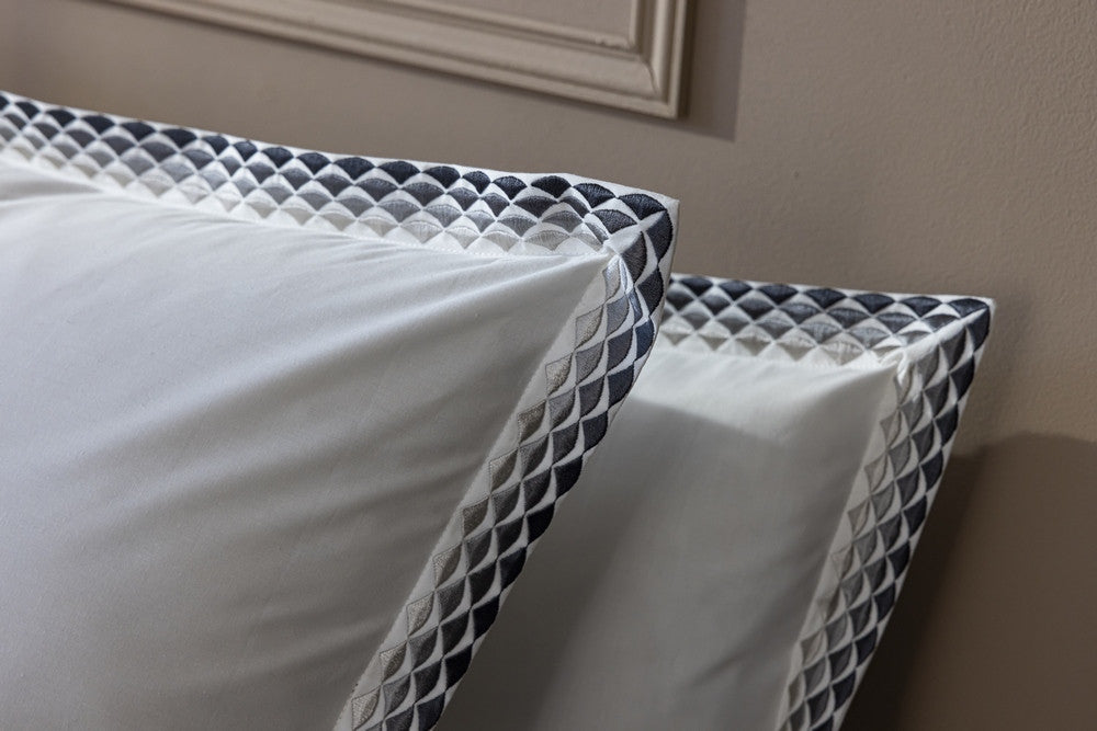 ALCOTT deux taies d'oreiller avec broderie couleur argent