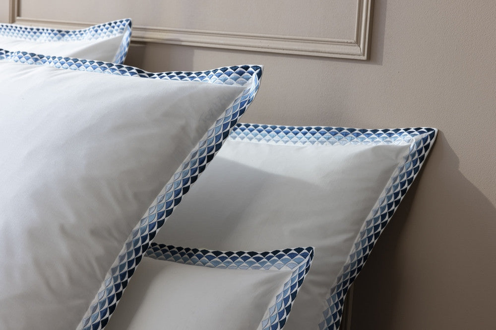 ALCOTT OCEAN détail des taies d'oreiller avec broderie de couleur bleu
