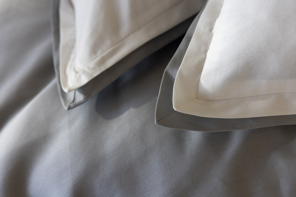 BRYANT BLANC PERLE taies d'oreiller sur housse grise