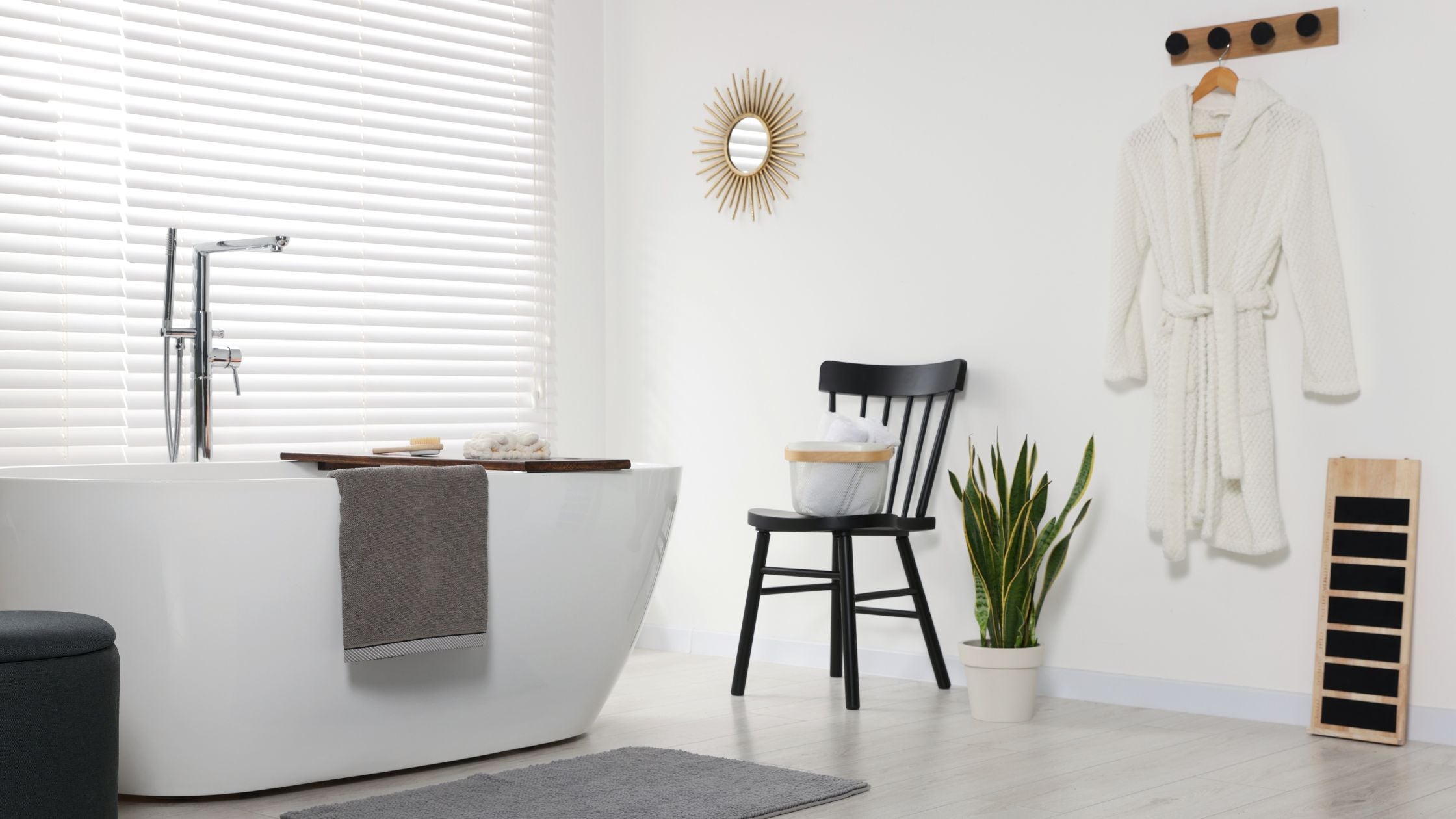 ambiance salle de bain avec peignoir, serviettes et maxi draps de bain