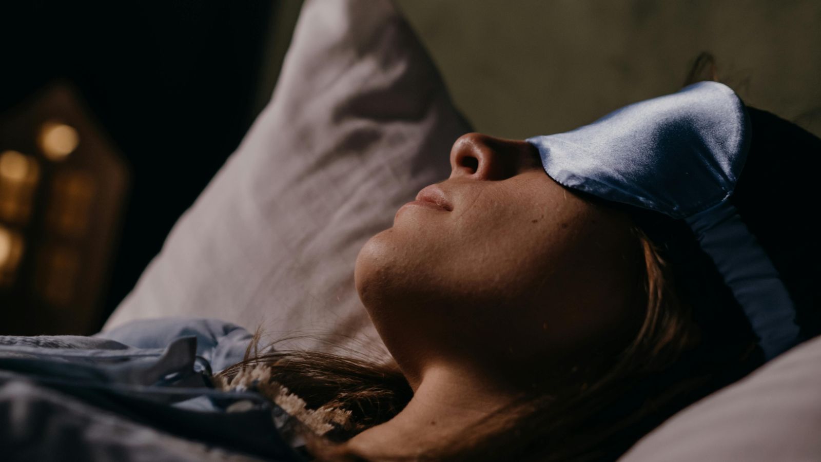 fille dormant paisiblement avec taie d'oreiller et masque en soie