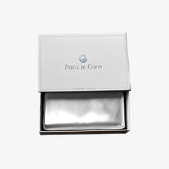 Silberfarbener Kissenbezug aus Seide