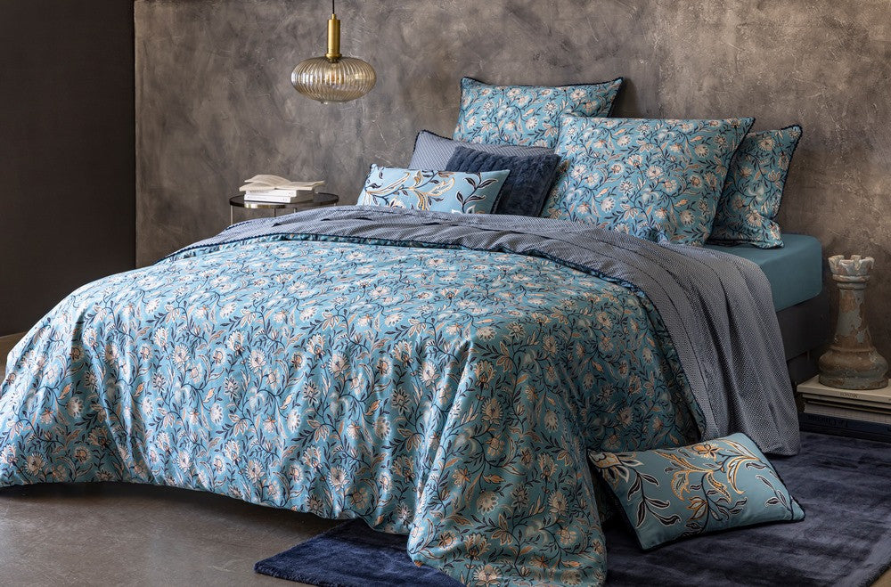Parure de lit bleue avec motif à fleurs