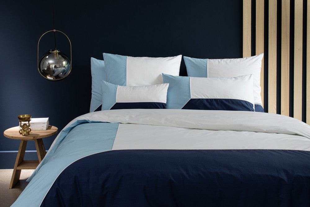 parure de lit haut gamme de couleur bleu ciel, bleu marine et blanche