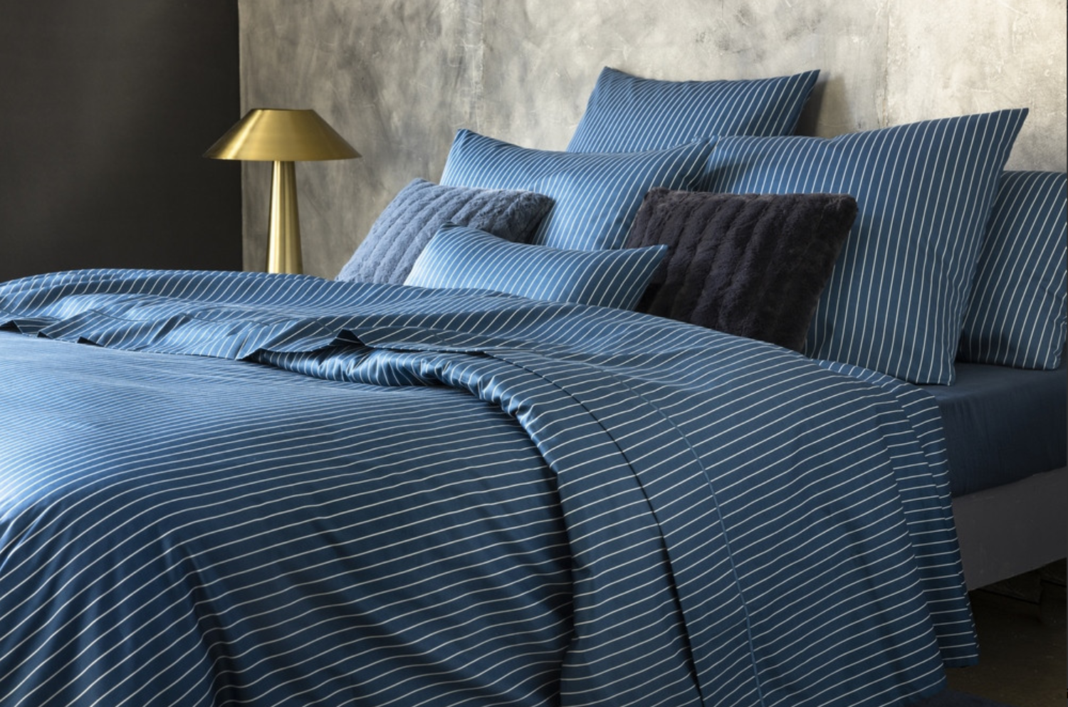 Parure de lit bleue avec rayures blanches aux dimensions 140x200 cm