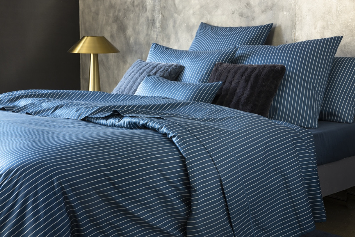 parure de lit design bleu avec liserés blancs en satin de coton 120 fils