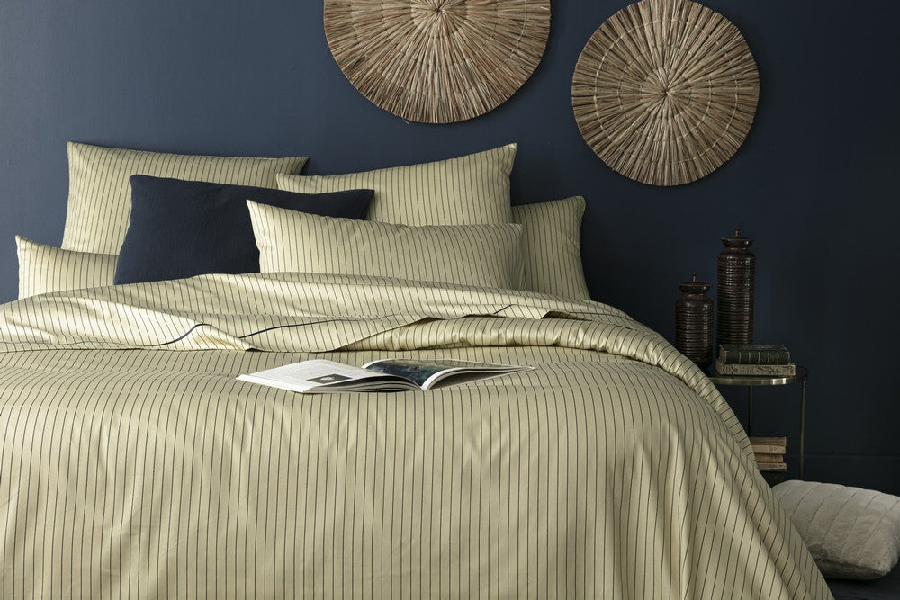 parure de lit couleur dorée avec liserés bleu marine