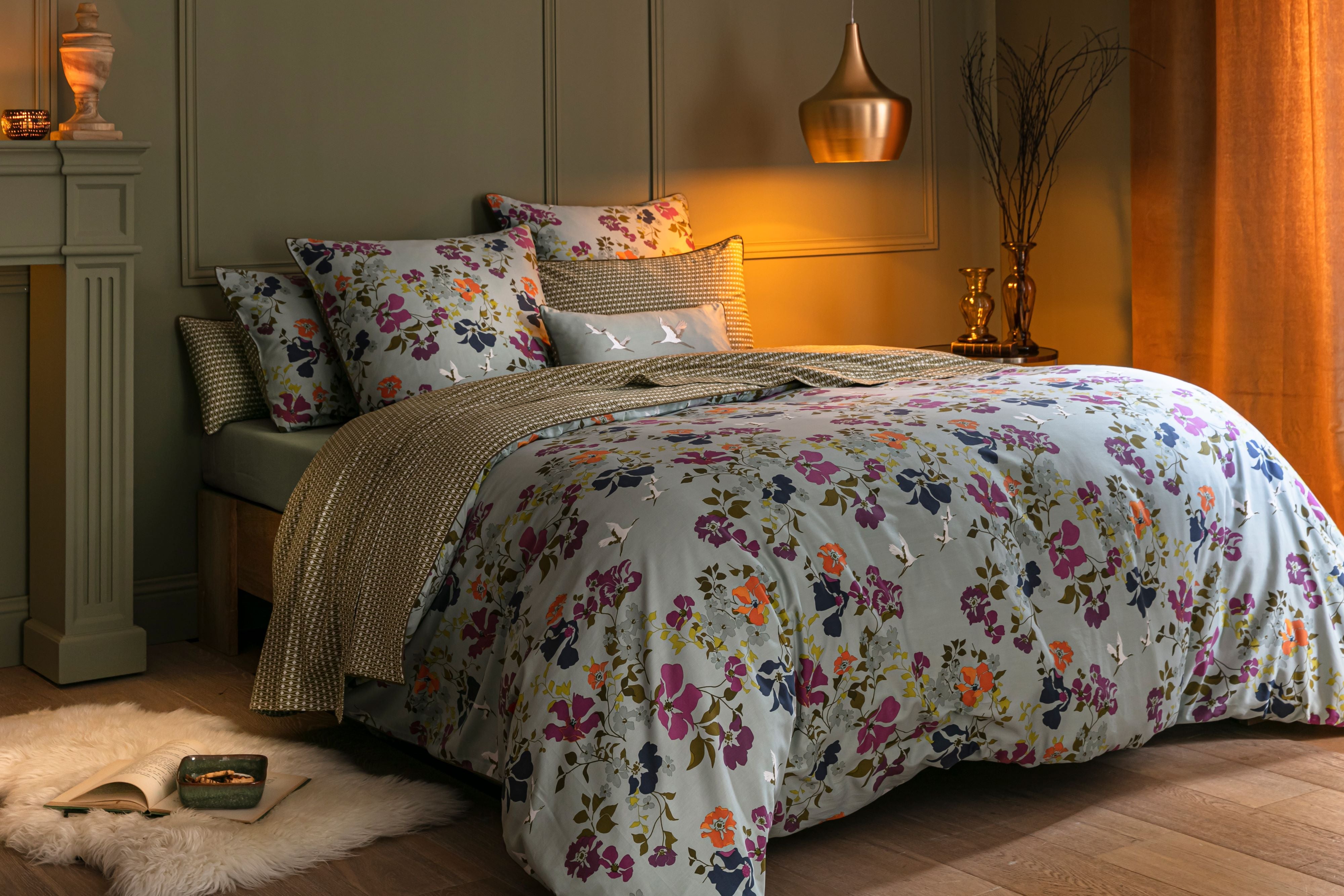 parure de lit de luxe fond vert et motifs floraux