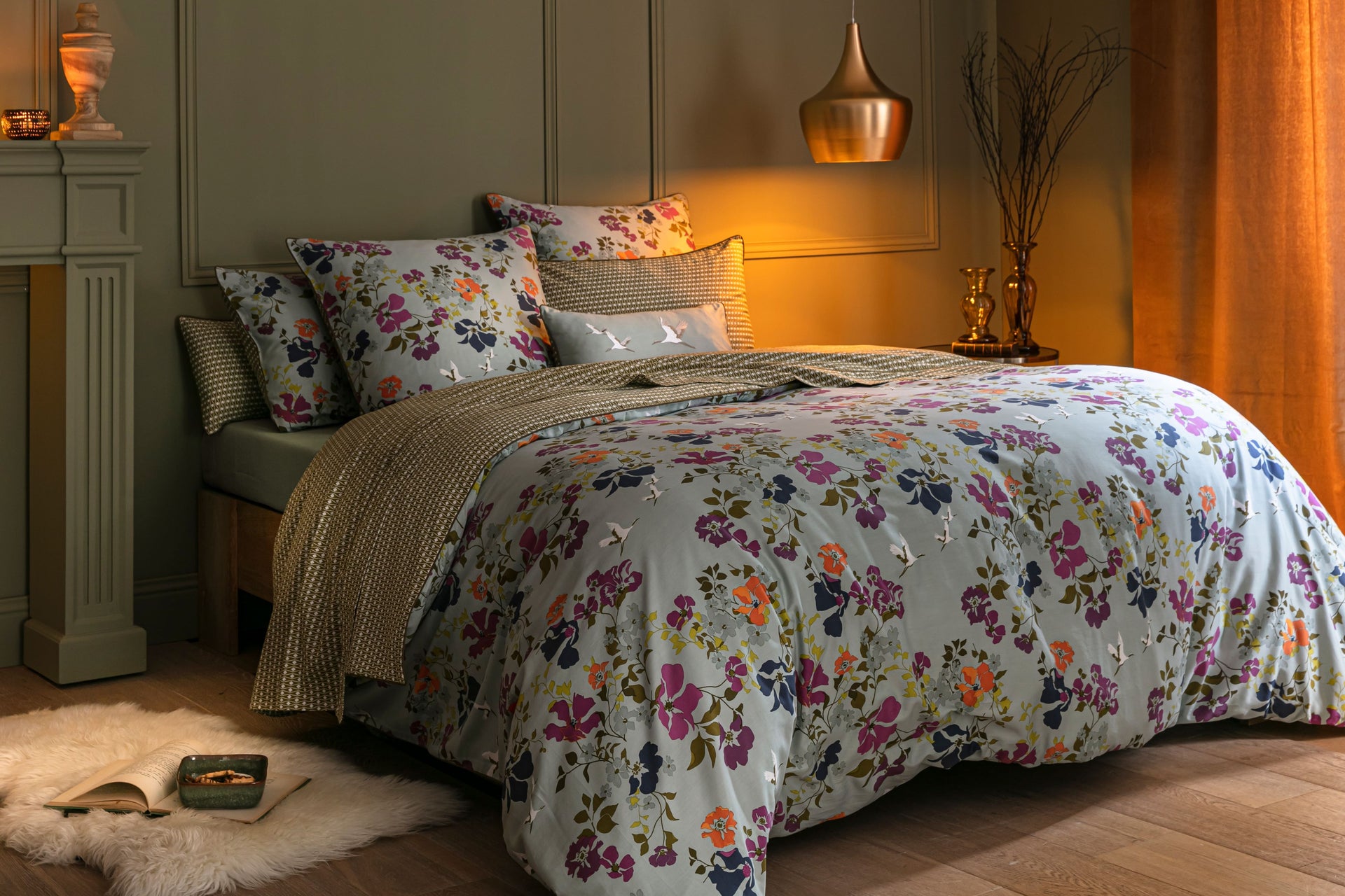 parure de lit de luxe avec motifs à fleurs et oiseaux