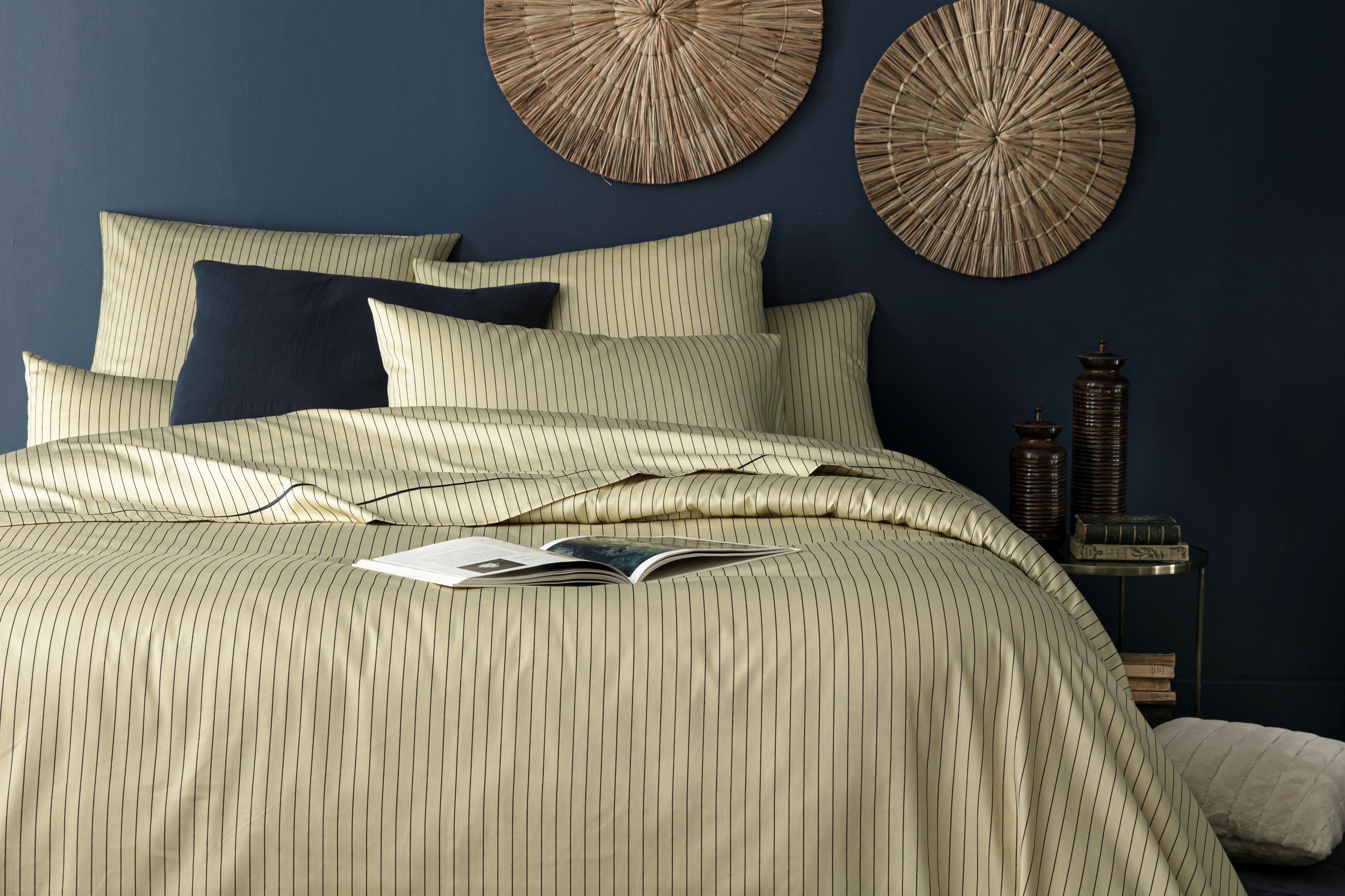 parure de lit couleur doré avec motifs bleus marines